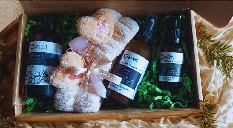 Christmas Gift Set for Women – Facial Ritual with Hyaluronic Serum, Toner & Rose Quartz Roller